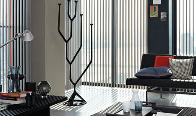 store intérieur à bandes verticales